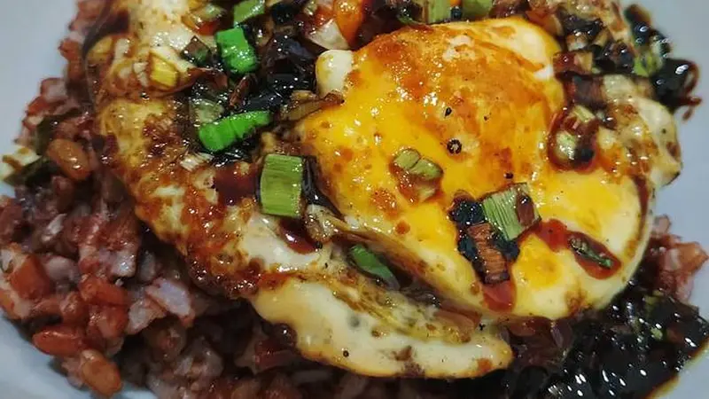 Nasi telur kecap dengan minyak jelantah lezat, tapi hati-hati! Minyak bekas bisa mengandung zat karsinogenik dan lemak trans yang berbahaya bagi kesehatan. Simak risikonya (Foto: Cookpad)