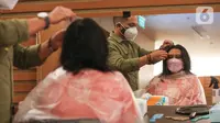 Seorang donatur saat di salon usai memotong rambut bagi pasien kanker pada kegiatan Hair to Share di MRCC Siloam Hospitals Semanggi, Jakarta, Rabu (03/02/2021). Donasi rambut bagi pasien kanker digelar dalam rangka Hari Kanker Sedunia 2021 pada yang jatuh pada 4 Februari. (Liputan6.com/Fery Pradolo)