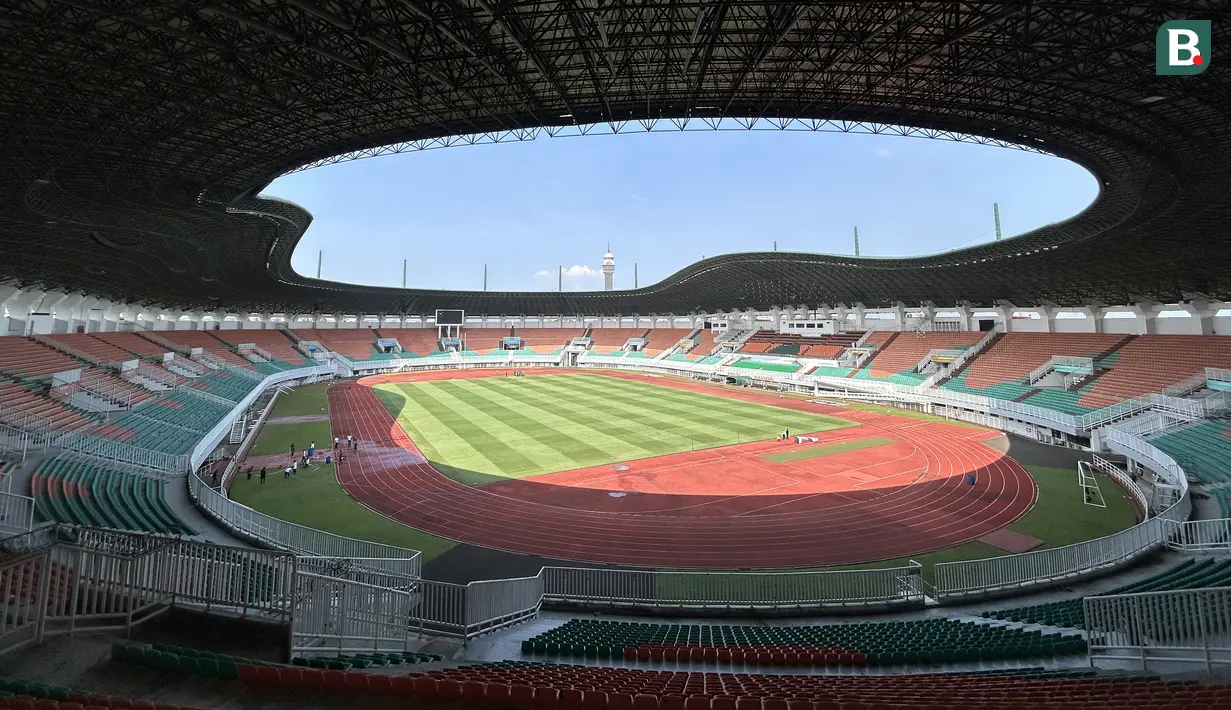 Suasana Stadion Pakansari, Cibinong, Kabupaten Bogor, Rabu (23/7/2026), yang terus bersolek menjelang menjadi kandang Timnas Indonesia pada Piala AFF 2026. Stadion berkapasitas sekitar 30 ribu penonton tersebut telah menjalani berbagai pembenahan, mulai dari atap, tribun, penerangan hingga perawatan rumput, dengan progres keseluruhan mencapai sekitar 98 persen. Pengerjaan yang tersisa kini difokuskan pada tahap finishing dan pembersihan sejumlah area stadion. (Bola.com/Muhammad Adi Yaksa)
