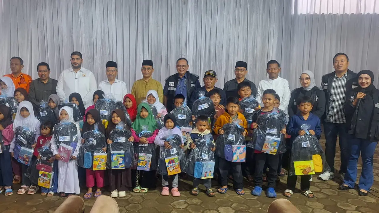BRI Insurance berikan bantuan kepada warga terdampak bencana longsor di Bandung Barat. (BRINS)