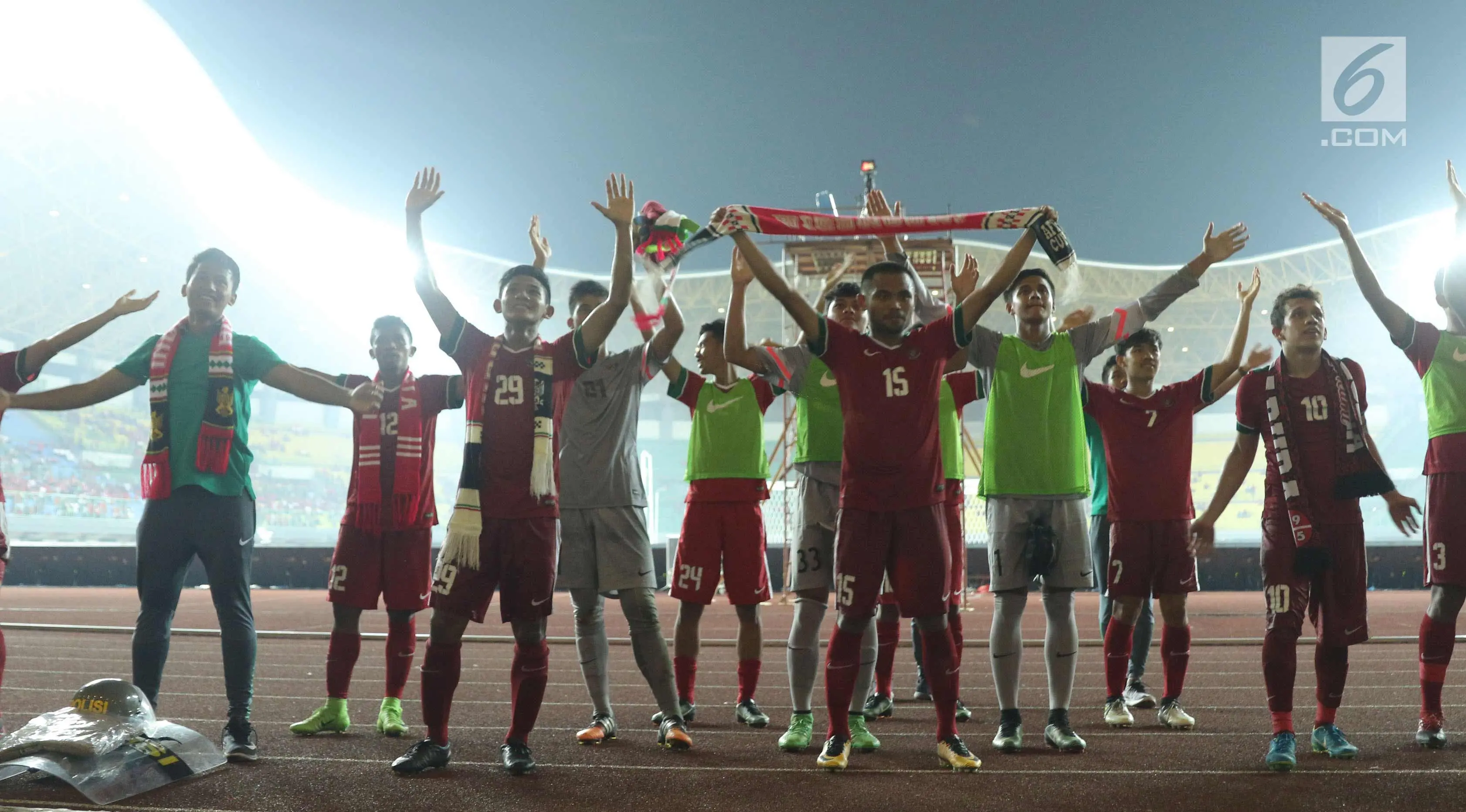 Pemain Timnas Indonesia U-19 merayakan kemenangan atas Kamboja U-19 pada laga persahabatan di Stadion Patriot Candrabhaga, Bekasi, Rabu (4/10). Indonesia U-19 unggul 2-0. (Liputan6.com/Helmi Fithriansyah)