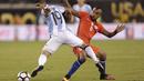 Pemain Argentina, Ever Banega (kiri) berebut bola dengan pemain Cile, Arturo Vidal pada Final Copa America Centenario 2016 di Stadion MetLife, AS, Senin (27/6/2016). (Mandatory Credit: Adam Hunger-USA TODAY Sports)