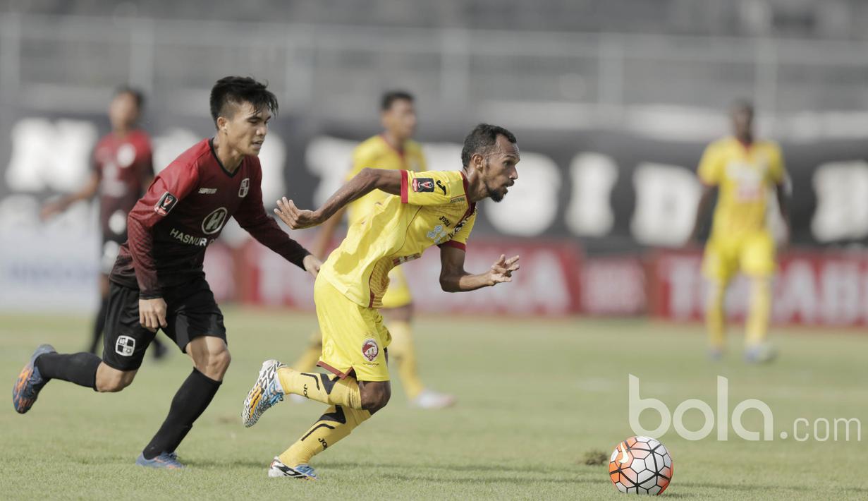 Gelandang Sriwijaya FC, Nur Iskandar, melewati hadangan pemain Barito Putera pada laga Piala Presiden 2017 di Stadion I Wayan Dipta, Bali, Senin (13/2/2017). (Bola.com/Vitalis Yogi Trisna)