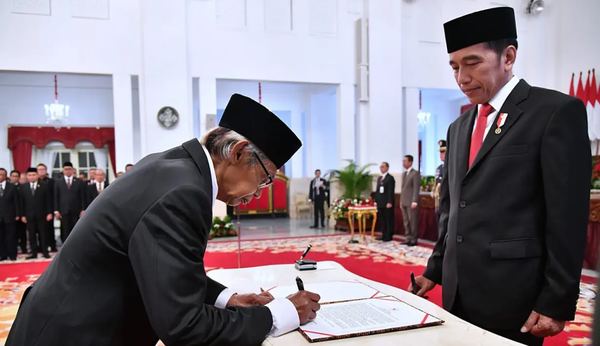 Artidjo Alkostar (kiri) menandatangani nota pelantikan sebagai Dewan Pengawas KPK disaksikan Presiden Joko Widodo di Istana Negara, Jakarta, Jumat (20/12/2019). Upacara pelantikan Dewan Pengawas KPK dipimpin langsung Presiden Joko Widodo. (Foto: Biro Pers Setpres)