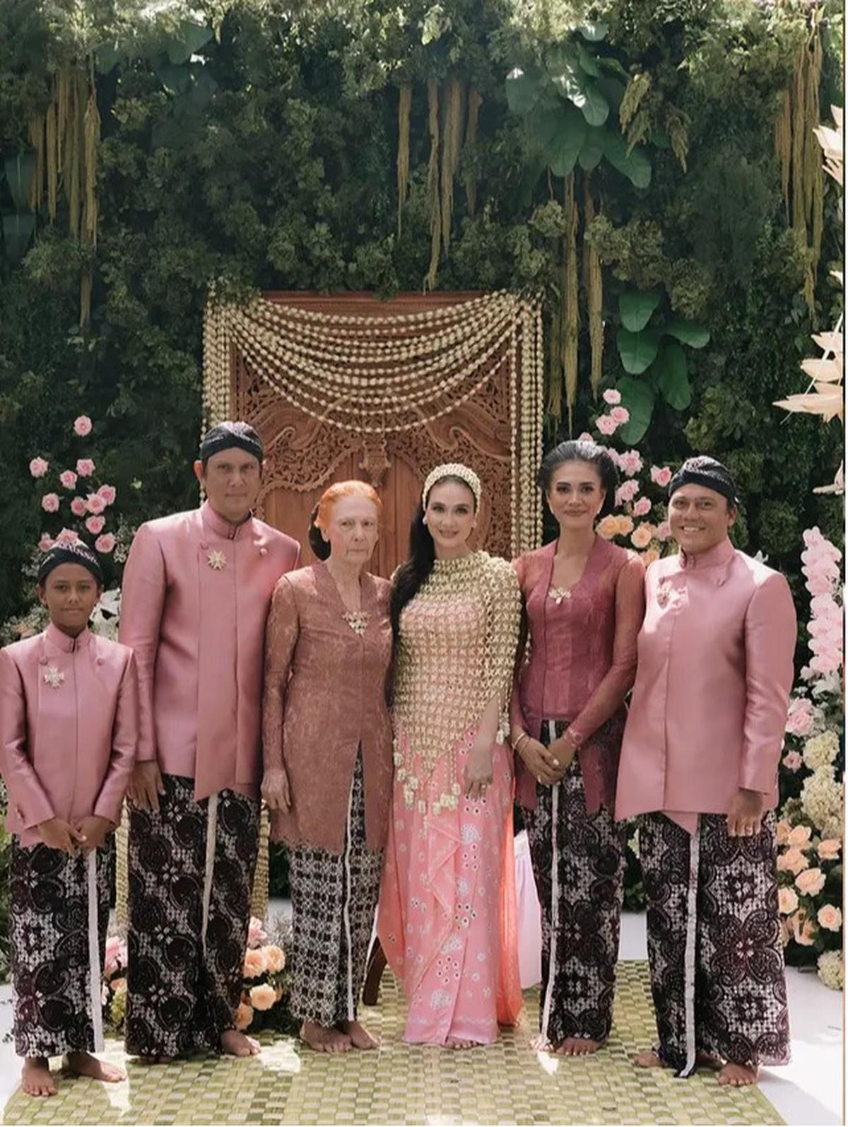 Gaya Cantik Luna Maya saat Prosesi Siraman, Anggun dengan Busana Kebaya Jawa