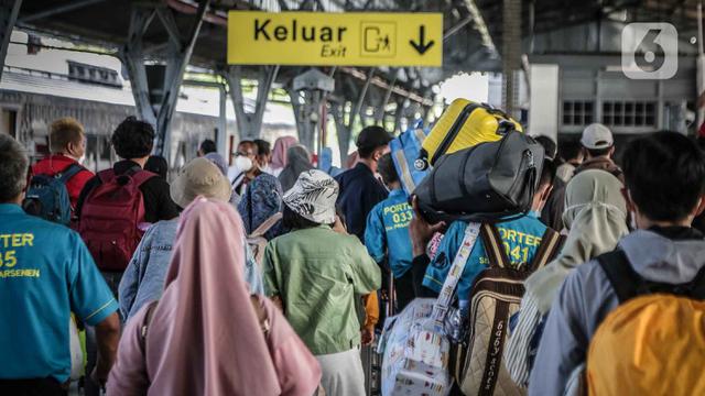 Arus Balik Mudik Lebaran 2022 di Stasiun Pasar Senen Mulai Ramai