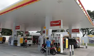 Suasana SPBU Shell yang berada di kawasan bisnis Soewarna, Bandara Soetta, Tangerang, Banten, Kamis (19/4). Shell menambah SPBU di kawasan Bandara Soetta untuk memenuhi kebutuhan bahan bakar berkualitas.(Liputan6.com/Angga Yuniar)