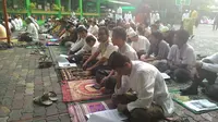 Jemaah Muhammadiyah Salat Idul Adha  Masjid Ar Rahman di Jalan Balai Pustaka Barat, Rawamangun, Jakarta Timur, Sabtu (4/10/2014), (Liputan6.com/Ahmad Romadoni)