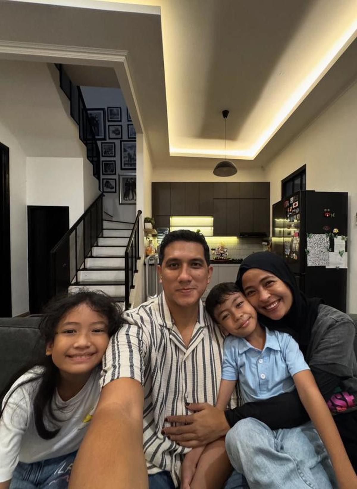 7 Potret Ruang Keluarga Rumah Tantri Kotak dan Arda yang Terhubung dengan Dapur