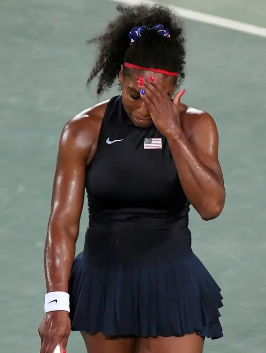 Petenis AS, Serena Williams menutupi wajahnya dengan tangan usai dikalahkan petenis Ukraina, Elina Svitolina di babak ketiga Olimpiade Rio 2016 , Selasa (9/8). Kekalahan ini membuat Serena gagal menambah medali emas olimpiade. (REUTERS/Kevin Lamarque)