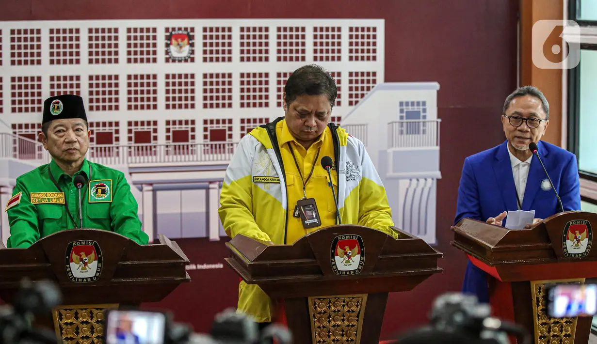 Koalisi Indonesia Bersatu (KIB) Ketua Umum PAN Zulkifli Hasan (kanan), Ketua Umum Partai Golkar Airlangga Hartarto (tengah), dan Ketua Umum PPP Suharso Monoarfa (kiri) menyampaikan keterangan usai pendaftaran di Gedung KPU RI, Jakarta, Rabu (10/8/2022). Pendaftaran bersama tiga partai KIB tak hanya membuktikan bahwa KIB solid, tetapi sekaligus mengungkap harapan publik terkait semangat persatuan yang terus dikedepankan oleh KIB. (Liputan6.com/Faizal Fanani)