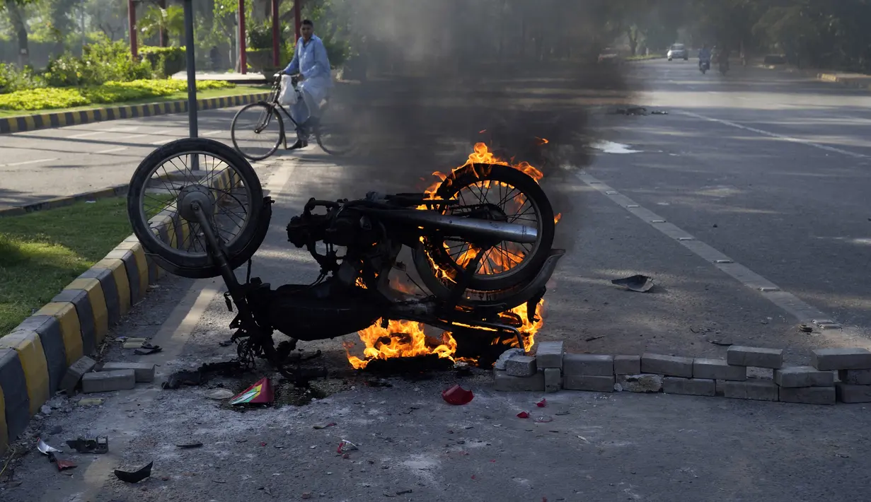 Menurut keterangan otoritas di Pakistan, sesaat setelah penangkapan tiga provinsi di Pakistan langsung memberlakukan situasi darurat. Mereka melarang massa berkumpul. (AP Photo/K.M. Chaudary)