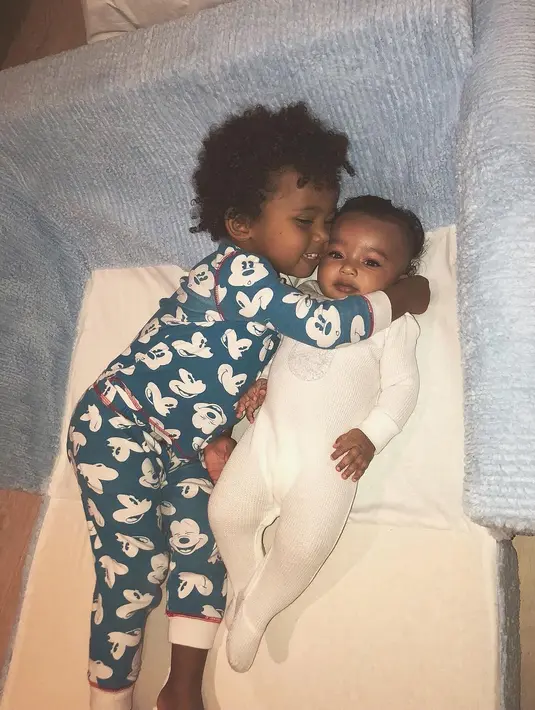 Terlihat Siant memeluk Chicago yang tersenyum ke arah kamera. (instagram/kimkardashian)