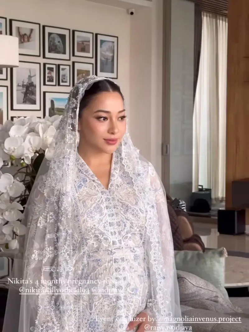 Hamil Anak Kedua Laki-laki, 6 Gaya Anggun Nikita Willy Kenakan Kebaya Baby Blue saat Pengajian 4 Bulan Kehamilan