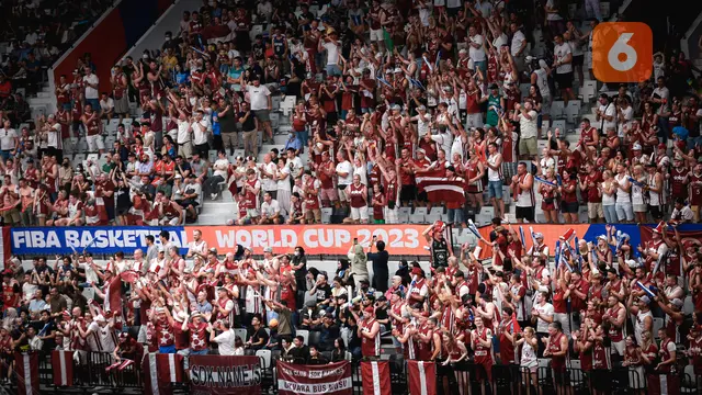 Foto: Pernak-pernik Unik Suporter Latvia pada Laga Perdana Piala Dunia FIBA 2023 di Indonesia