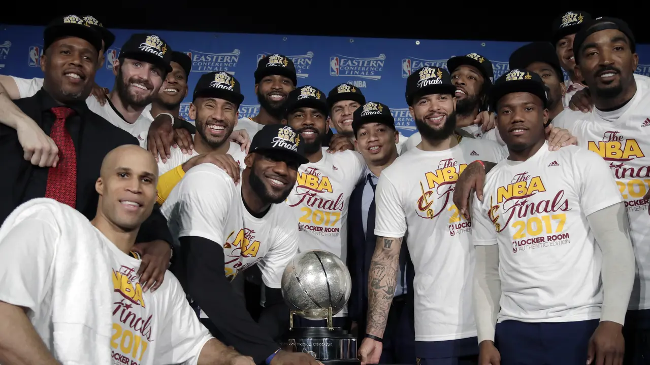 Cleveland Cavaliers berpose dengan trofi juara Wilayah Timur NBA 2017. Cavaliers mengalahkan Boston Celtics 135-102 di TD Garden, Jumat (26/5/2017) pagi WIB untuk menang 4-1. 