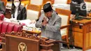 Menteri Pertahanan Prabowo Subianto memberikan isyarat saat mengikuti rapat paripurna bersama DPR di Jakarta, Selasa (6/12/2022). DPR RI menyetujui Rancangan Undang-Undang (RUU) tentang Pengesahan Perjanjian Antara Pemerintah Republik Indonesia dan Pemerintah Republik Singapura tentang Ekstradisi Buronan menjadi Undang-Undang. (Liputan6.com/Angga Yuniar)