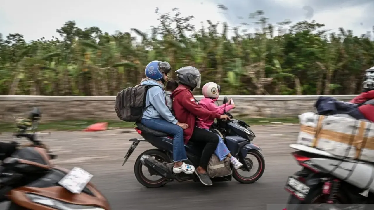 Sejumlah pemudik arus balik sepeda motor melintas di Jalan Pantura, Kabupaten Subang, Jawa Barat, Rabu 25 Maret 2026.
