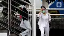 Warga beraktivitas dengan tetap mengenakan masker di kawasan Kuningan, Jakarta, Jumat (22/10/2021). Pemerintah mengingatkan masyarakat untuk tetap waspada dan selalu mematuhi protokol kesehatan menyusul prediksi bakal terjadinya gelombang ketiga COVID-19. (Liputan6.com/Helmi Fithriansyah)