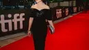 Hadir di festival film di luar negeri, Prilly Latuconsina tampil anggun mengenakan long dress hitam yang dipadukan high heels [instagram/prillylatuconsina96]
