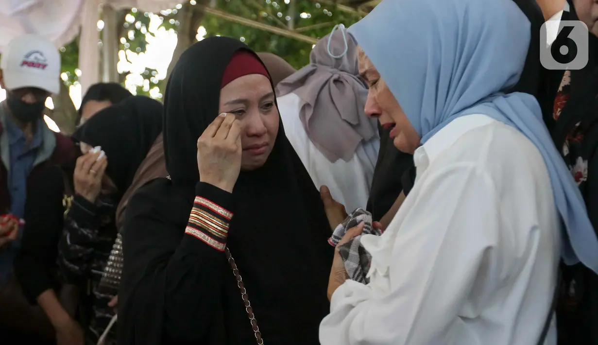 Pemakaman Donny Kesuma dihadiri oleh keluarga, mantan istri Yuni Indriyati dan ketiga anaknya, Muhammad Fajrin Putra Kesuma, Muhammad Ghassaan Indira Kesuma, dan Muhammad Hazel Raga Kesuma. (Liputan6.com/Herman Zakharia)