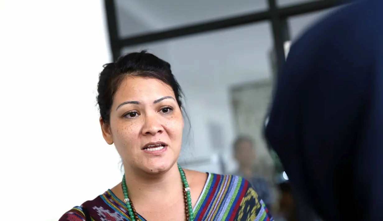 Penyanyi 40 tahun itu hingga kini belum menjalani perawatan medis secara serius sesuai anjuran dokter. Yang dilakukan sekarang berpikir positif dan minum beberapa obat. (Nurwahyunan/Bintang.com)