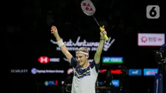 Pebulu tangkis tunggal putra Denmark Viktor Axelsen melakukan selebrasi usai mengalahkan pebulu tangkis tunggal putra China Zhao Jun Peng pada pertandingan final East Ventures Indonesia Open 2022 di Istora Senayan, Jakarta, Minggu (19/6/2022). Viktor Axelsen menjuarai tunggal putra East Ventures Indonesia Open 2022 usai mengalahkan Zhao Jun Peng dengan skor 21-9, 21-10. (Liputan6.com/Faizal Fanani)