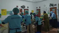 Melihat Kebersihan dan Cara Masak Dapur MBG Cibadak yang Bikin 69 Siswa Keracunan