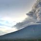 Kondisi Gunung Agung yang mengeluarkan asap tebal di Kabupaten Karangasem, Bali (28/11). Kepulan asap tebal ini terjadi karena ada dua lubang asap vulkanis. (AFP Photo/Sonny Tumbelaka)