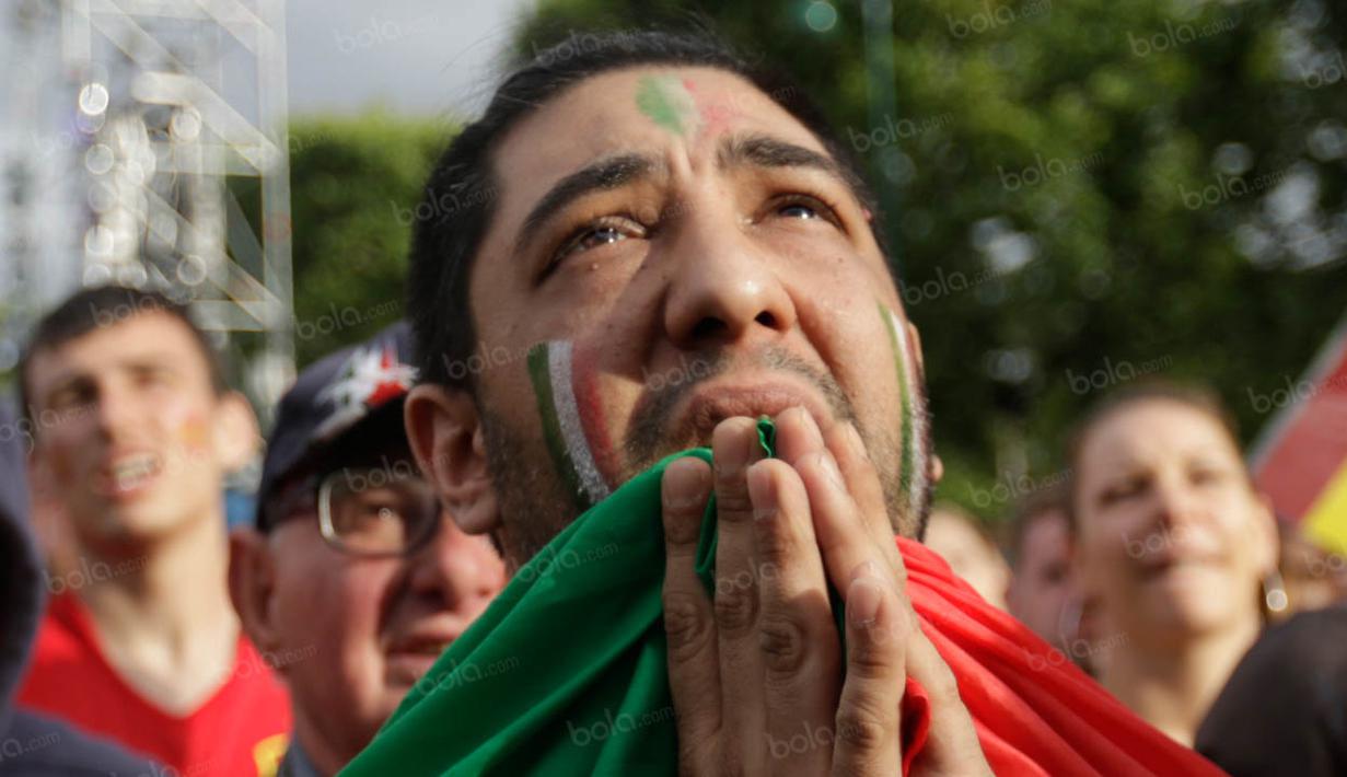 Laga Italia melawan Spanyol yang dianggap final kepagian itu membuat kedua belah pendukung tegang menyaksikan jalannya pertandingan. (Bola.com/Vitalis Yogi Trisna)