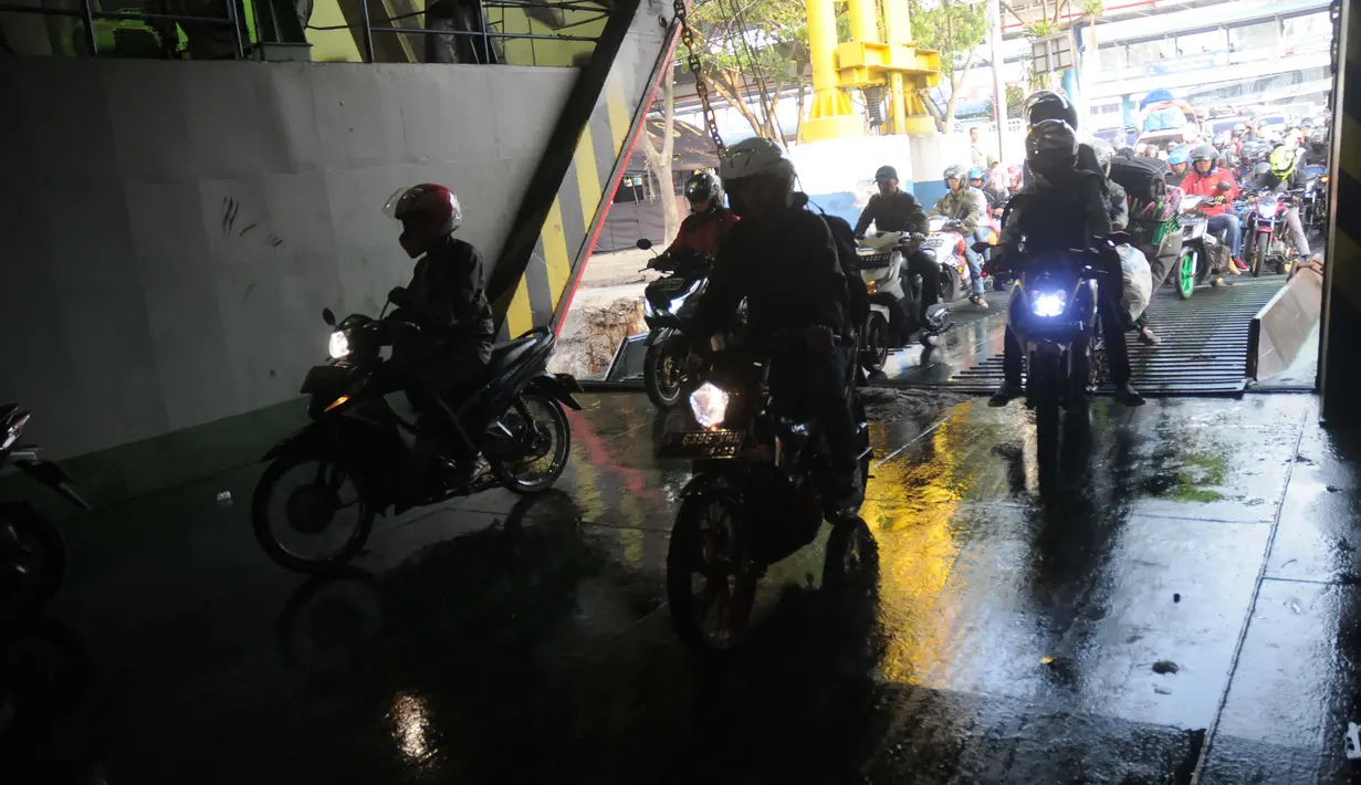 Ratusan pemudik berkendara sepeda motor memasuki dek kapal penyeberangan di Dermaga 1 Pelabuhan Penyebrangan Merak, Banten, Sabtu (1/6/2019). Diperkirakan puncak arus mudik menuju pulau Sumatera akan terjadi pada Sabtu (1/6) dan Minggu (2/6). (Liputan6.com/Helmi Fithriansyah)
