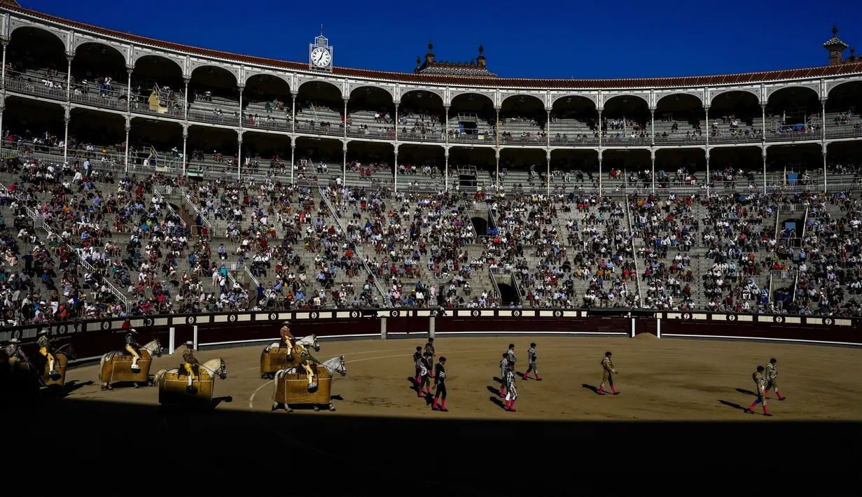 Para matador berjalan melakukan 'paseillo' atau ritual masuk ke arena sebelum adu banteng di arena adu banteng Las Ventas, Madrid, Spanyol, Minggu (4/7/2021). Adu banteng ini berlangsung di tengah pandemi virus corona COVID-19. (AP Photo/Manu Fernandez)