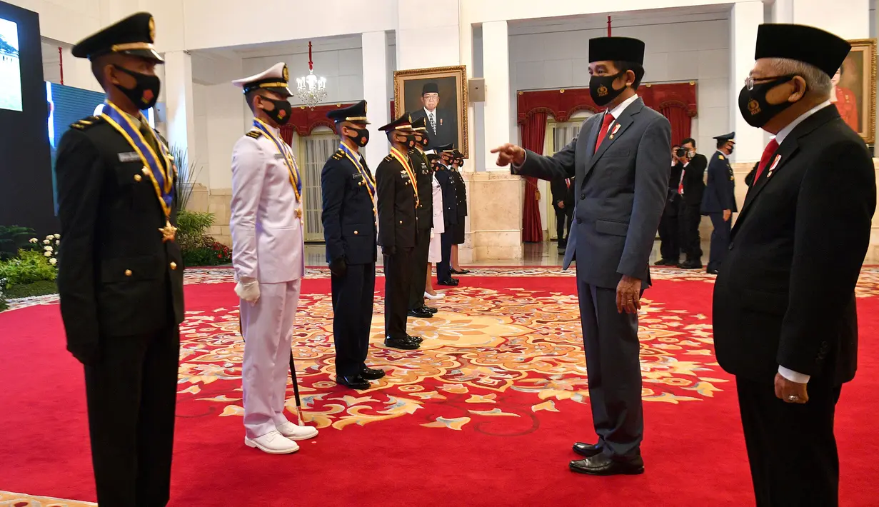Presiden Joko Widodo dan Wakil Presiden Ma’ruf Amin berbincang dengan para perwira remaja peraih Adhi Makayasa dalam acara Prasetya Perwira (PRASPA) TNI dan POLRI Tahun 2020 di Istana Negara, Jakarta, Selasa (14/7/2020). Upacara diwakili para peraih Adhi Makayasa. (ANTARA FOTO/Sigid Kurniawan/POOL)