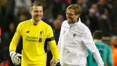 Pelatih Liverpool, Jurgen Klopp (kanan) bergembira dengan Kiper Simon Mignolet usai pertandingan melawan Bordeaux pada laga Liga Europa Grup B di Stadion Anfield, Inggris (27/11). Liverpool menang atas Bordeaux dengan skor 2-1. (Reuters/Andrew Yates)