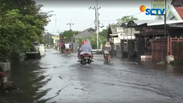 Kamis (30/11) banjir di Jalan Raya Porong, Sidoarjo, Jawa Timur, dan rel kereta sudah mulai surut. Ketinggian air sudah  mencapai 30-50 cm.