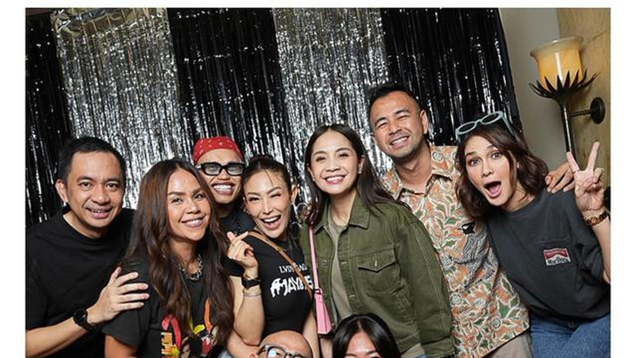 8 Potret Artis di Ultah Suami Ayu Dewi, Tampil Stylish Bertema 'Music Fest'