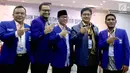 Wakil Ketua Umum PAN Hanafi Rais (kedua kiri), Ketua DPP PAN Yandri Susanto (tengah) dan pengurus DPP PAN foto bersama usai penyerahan berkas pengajuan bakal caleg PAN di kantor KPU, Jakarta, Selasa (17/7). (Liputan6.com/Johan Tallo)