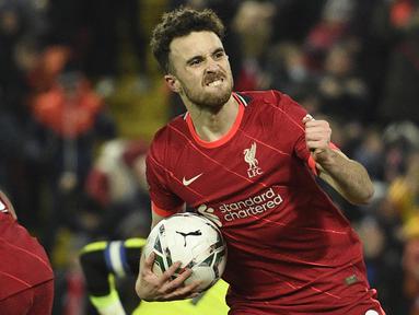 Sebagai salah satu negara unggulan di Piala Dunia 2022 Qatar karena berisikan banyak pemain berkualitas yang berlaga di liga-liga top Eropa, Timnas Portugal yang diarsiteki Fernando Santos memang dibuat pusing dalam menentukan skuad akhir untuk disertakan dalam edisi ke-22 pesta sepak bola terbesar antra-negara sejagat tersebut. Dari 26 nama yang terpilih, ada beberapa pemain bintang yang harus gigit jari karena tak masuk daftar terpilih. Siapa saja? Berikut 7 di antaranya. (AFP/Oli Scarff)