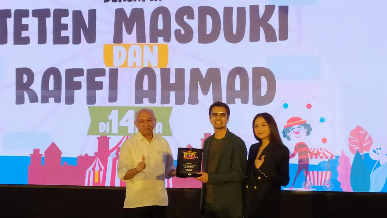 Menteri Koperasi dan UKM Teten Masduki bersama Raffi Ahmad meresmikan acara Rans Carnival, Rabu (26/2/2020). (Tira/Liputan6.com)