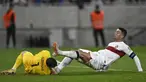 Pemain Portugal, Cristiano Ronaldo (kanan) berebut bola dengan kiper Slovakia, Martin Dubravka saat laga grup G Kualifikasi Euro 2024 di National Football Stadium in Bratislava, Slovakia, Sabtu (9/9/2023) dini hari WIB. Pertandingan tersebut diwarnai dengan insiden tekel horor Ronaldo ke kepala kiper Slovakia. (AP Photo/Radovan Stoklasa)
