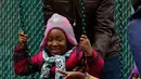 Presiden AS Barack Obama bersiap mendorong saat bermain ayunan dengan anak-anak di Washington DC, AS, Selasa (16/1). Obama menyumbangkan wahana bermain milik kedua putrinya yang dipasang di luar Oval Office. (AFP PHOTO / YURI GRIPAS)