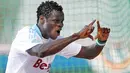 Selebrasi gol defender Marseille Taye Taiwo di laga lanjutan Ligue 1 melawan Montpellier di Mosson Stadium, 17 April 2011. Marseille unggul 2-1.  AFP PHOTO / PASCAL GUYOT