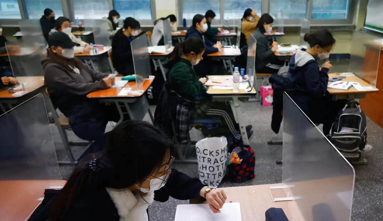 Para siswa menunggu dimulainya ujian masuk perguruan tinggi di Seoul, Korea Selatan, Kamis (3/12/2020). Di tengah pandemi COVID-19, pejabat Korea Selatan mendesak orang untuk tetap di rumah karena sekitar setengah juta siswa mempersiapkan ujian masuk perguruan tinggi. (Kim Hong-Ji/Pool Photo via AP)