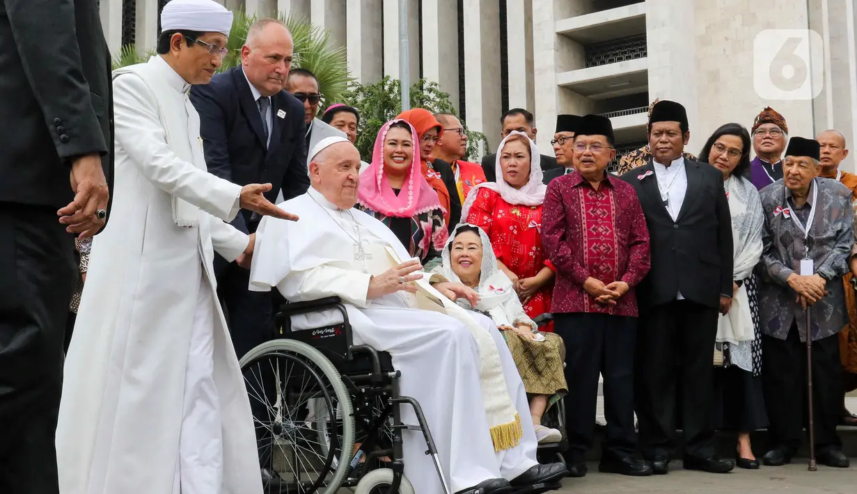 Paus Fransiskus meninggal dunia di usia 88 tahun. Paus Fransiskus merupakan pemimpin pertama Gereja Katolik Roma dari Amerika Latin. (Liputan6.com/Herman Zakharia)