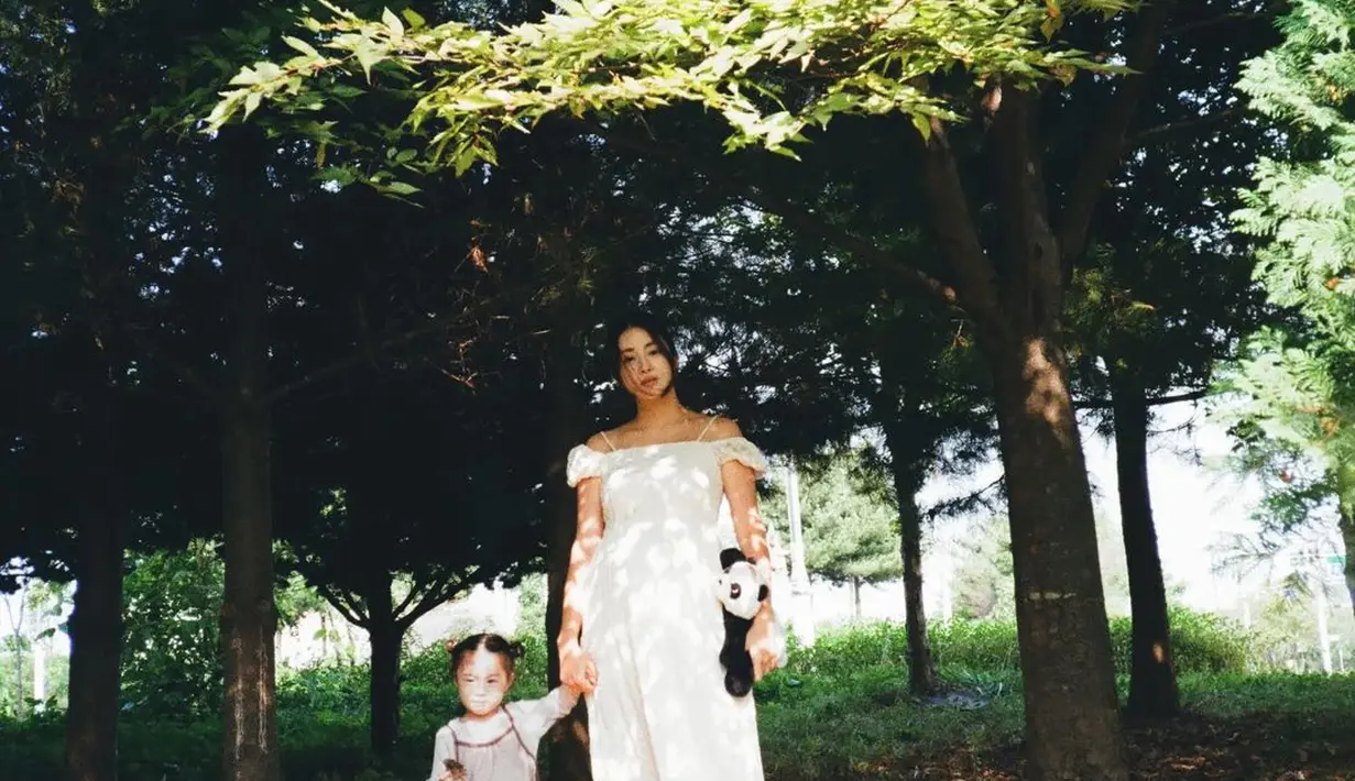 Di potret lain, Kang Sora tampil manis dengan sabrina mini dress putih dan sneakers merah. Sang putri tiru gaya ibunya dengan dress velvet cokelat dan lengan panjang [@reveramess_]