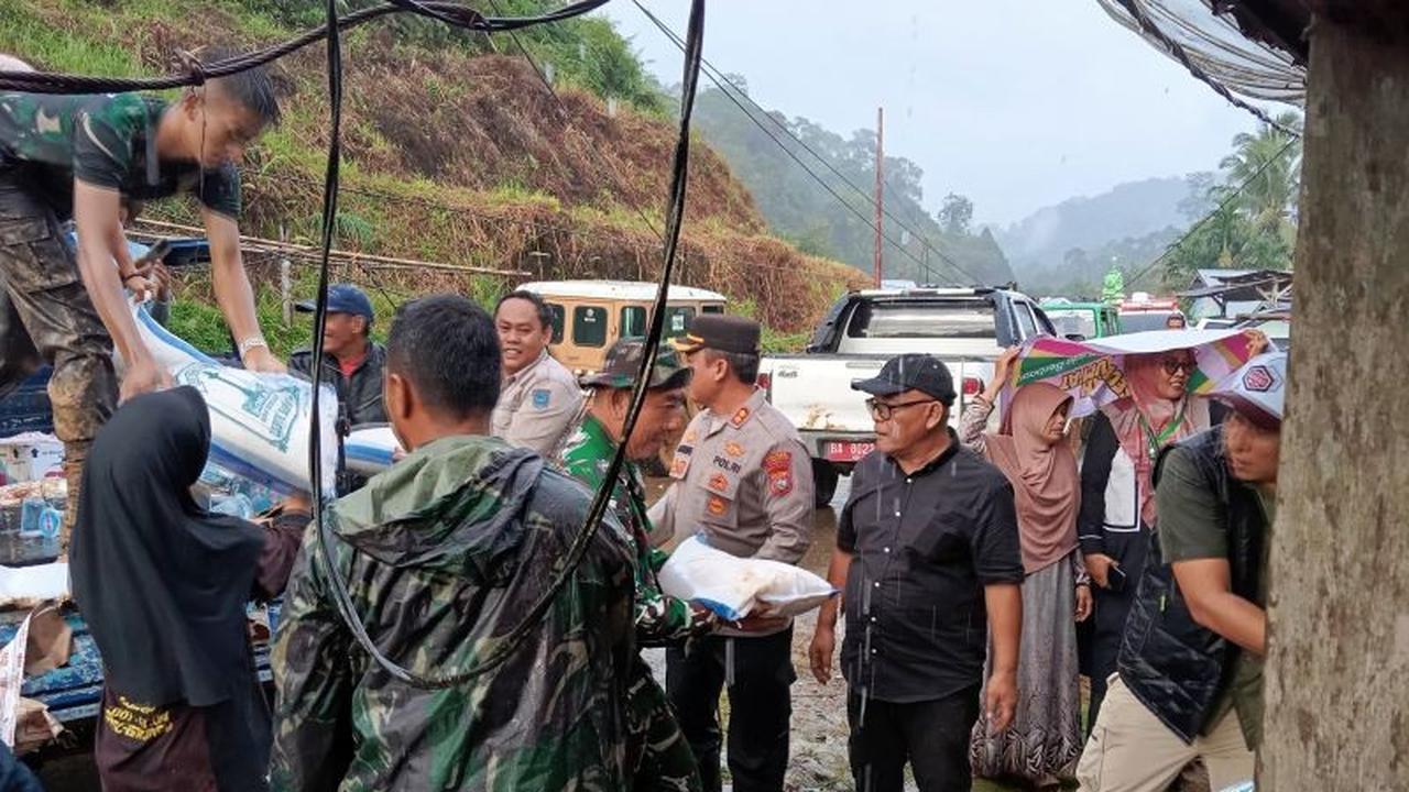 Ribuan Pengungsi Bencana Pasaman Barat Masih Bertahan di Lokasi Aman