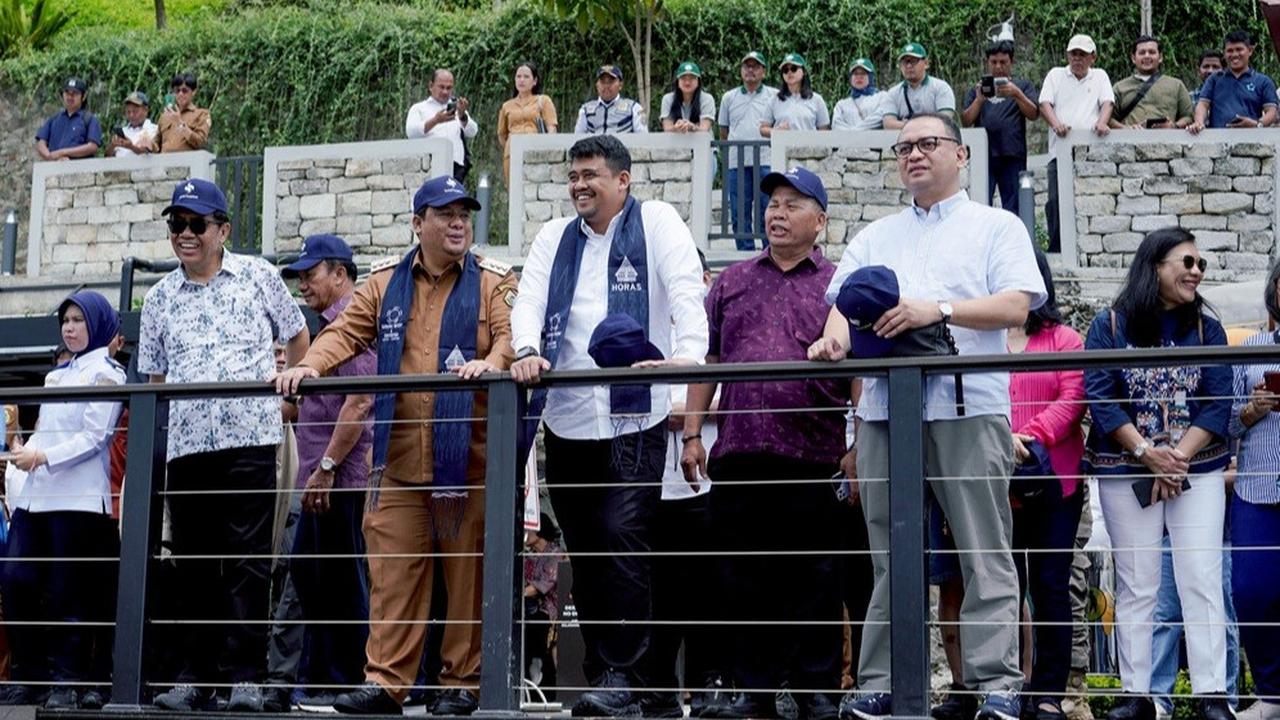 Gubernur Sumut Bobby Nasution Jajal Pesawat Amfibi di Danau Toba