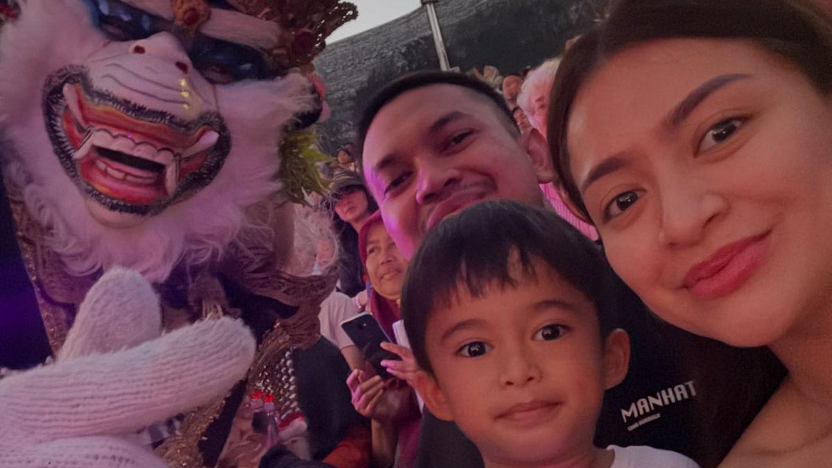Anak Nathalie Holscher Nonton Tari Kecak, Interaksi dengan Pemeran Hanoman Tuai Pujian