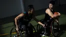 Pebasket kursi roda Indonesia, Edy Johan, berebut bola dengan Gusti Adnyana saat latihan di Lapangan basket Istana Kana, Jakarta Pusat, Senin (17/9/2018). Tim basket kursi roda Indonesia bersiap hadapi Asian Para Games. (Bola.com/Vitalis Yogi Trisna)