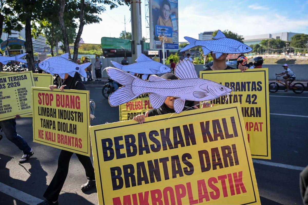 FOTO: Aktivis Ecoton Serukan Sungai Bersih pada Hari Lingkungan Hidup Sedunia